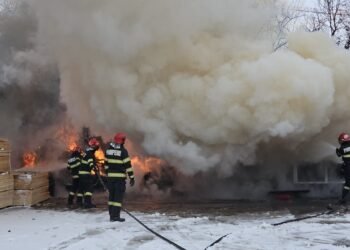 Incendiu la o rulotă, în curtea unei fabrici de cherestea din Iași. Intervenție în forță a pompierilor