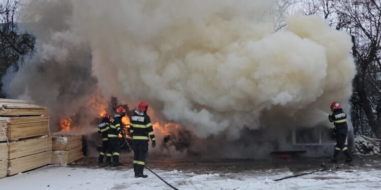 Incendiu la o rulotă, în curtea unei fabrici de cherestea din Iași. Intervenție în forță a pompierilor