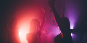 Șoc în București: Rețea de proxenetism condusă de o femeie de 80 de ani, descoperită în două saloane de masaj erotic