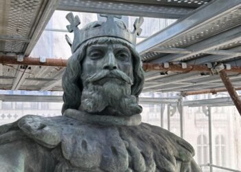 Descoperire spectaculoasă la restaurarea statuii lui Ștefan cel Mare din Iași: scrisoare din 1882, găsită în interiorul calului de bronz