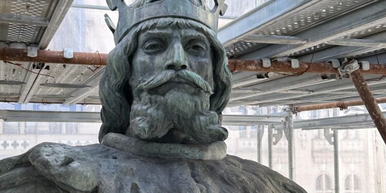 Descoperire spectaculoasă la restaurarea statuii lui Ștefan cel Mare din Iași: scrisoare din 1882, găsită în interiorul calului de bronz