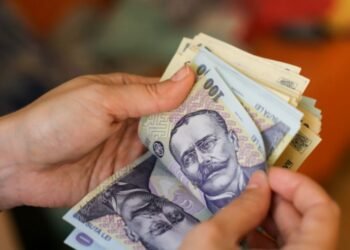 Ce amendă pot lua românii care fumează în scara blocului? Fumatul este interzis în toate spațiile publice închise