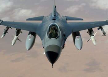 Scandal în Apărare: 575.000 de dolari pentru mașinile a patru piloți F-16 trimiși în SUA