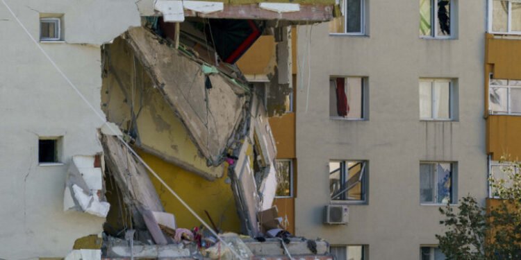 După explozie, promisiuni și poze. Acum, facturi! Locatarii blocului din Rahova, taxați pentru casele distruse