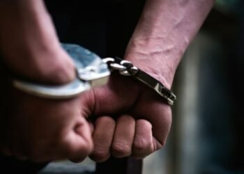 Trei politisti galateni, aflati in timpul liber, au retinut un batran care a agresat o tanara pe strada