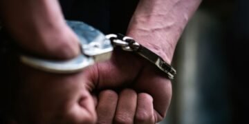 Trei politisti galateni, aflati in timpul liber, au retinut un batran care a agresat o tanara pe strada