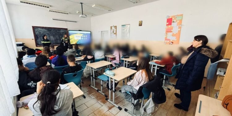 Polițiști Iași desfășurând activități educative cu elevii la Școala Gimnazială „Dumești”