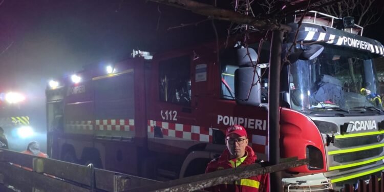 FLĂCĂRI PUTERNICE LA TOMEȘTI! Locuință cuprinsă de incendiu, rezervor de gaz de 1.000 de litri în pericol