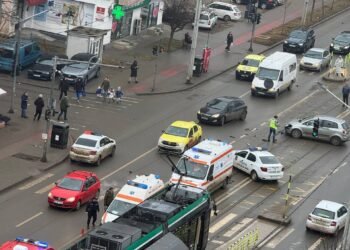 Ambulanță implicată într-un accident rutier în CUG. O șoferiță nu ar fi acordat prioritate autospecialei