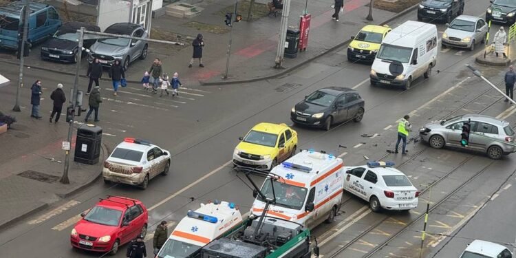 Ambulanță implicată într-un accident rutier în CUG. O șoferiță nu ar fi acordat prioritate autospecialei