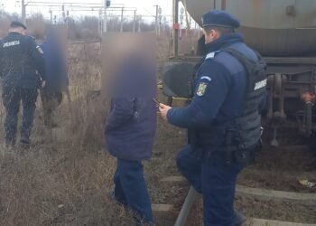 Doi bărbați, surprinși de jandarmii băcăuani când furau combustibil dintr-un tren