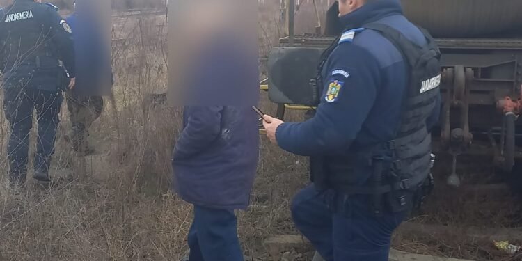 Doi bărbați, surprinși de jandarmii băcăuani când furau combustibil dintr-un tren