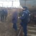 Doi bărbați, surprinși de jandarmii băcăuani când furau combustibil dintr-un tren