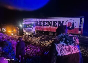 Grav accident rutier in judetul Iasi dupa coliziunea dintre doua autoturisme si un TIR