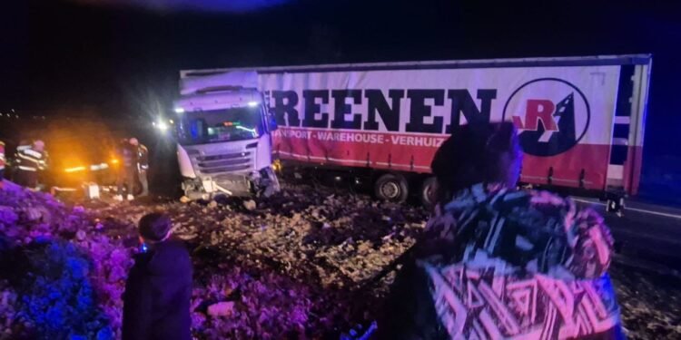 Grav accident rutier in judetul Iasi dupa coliziunea dintre doua autoturisme si un TIR