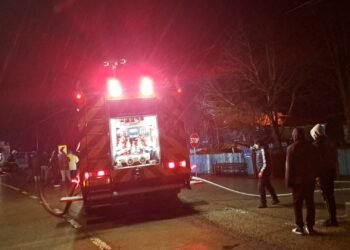 Incendiu violent la o locuință din Prisăcani. Un copil de 3 ani a suferit arsuri