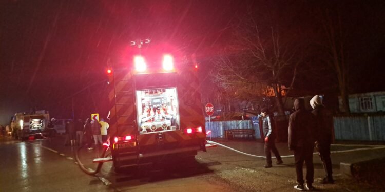 Incendiu violent la o locuință din Prisăcani. Un copil de 3 ani a suferit arsuri