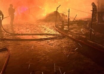 Incendiu devastator în Botoșani! O anexă de 200 mp a ars complet, proprietarul a ajuns la spital cu arsuri