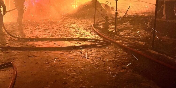 Incendiu devastator în Botoșani! O anexă de 200 mp a ars complet, proprietarul a ajuns la spital cu arsuri