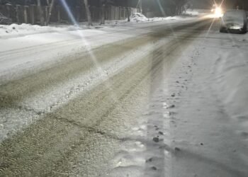 Alertă pentru șoferi! Se circulă în condiții de iarnă pe toate drumurile naționale din Moldova. Zeci de utilaje intervin continuu