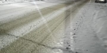 Alertă pentru șoferi! Se circulă în condiții de iarnă pe toate drumurile naționale din Moldova. Zeci de utilaje intervin continuu