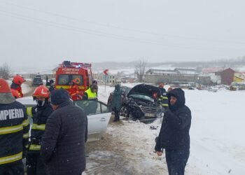 Accident rutier în comuna Ciurea. Trei mașini au fost implicate iar una a ajuns în șanț în urma impactului