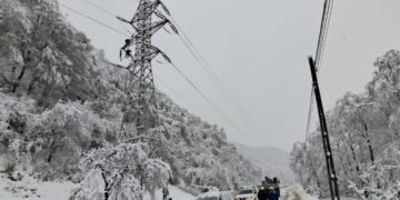 Peste 166.000 de români, lăsați în beznă: avarii masive la rețeaua electrică în 10 județe, 205 localități afectate