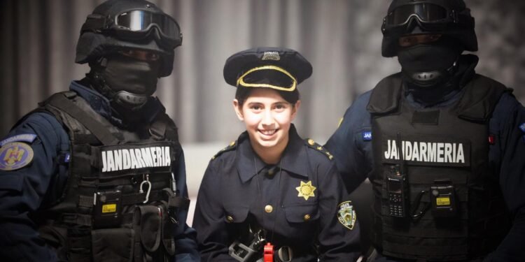Surpriză emoționantă oferită de jandarmii ieșeni unei tinere care visează să devină jandarm