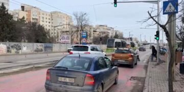 Video-Semafor nou la Pasajul Nicolina, haos în trafic: pietonii trec pe roșu, șoferii opresc pe verde