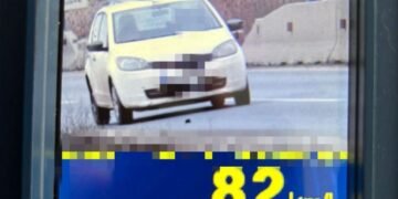 Șofer cu alcoolemie uriașă, prins pe DE583: circula cu viteză, fără centură și cu luminile stinse. Dosar penal după testul de 1,03 mg/l