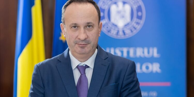 Dispută publică pe tema fondurilor PNRR: acuzații privind întârzieri la decontări și reacții din partea Guvernului