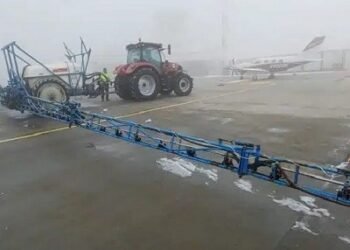 Deszăpezire cu utilaje agricole la Aeroportul Suceava: curse întârziate și piste înghețate