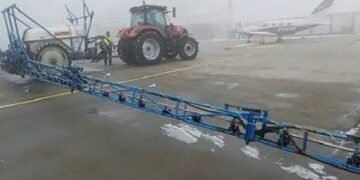 Deszăpezire cu utilaje agricole la Aeroportul Suceava: curse întârziate și piste înghețate