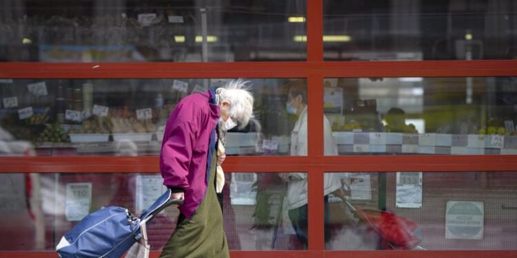 Pericol ascuns în dulapul cu medicamente: Jumătate dintre români se tratează „după ureche”. Medicii avertizează asupra riscurilor grave ale automedicației