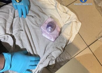 Cocaina din Spania nu a mai ajuns în cluburile din București. Polițiștii au prins în flagrant patru traficanți