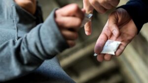     Doi bărbați arestați pentru trafic de droguri în Craiova