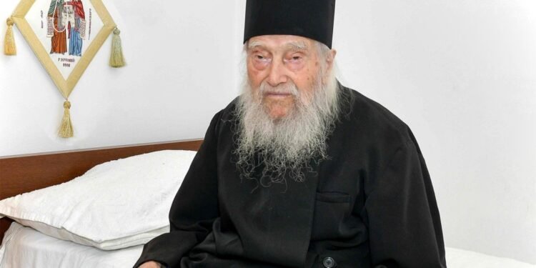 Doliu în Biserica Ortodoxă: Arhimandritul Climent Haralamb a murit la 102 ani, după șapte decenii de slujire
