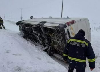 Microbuz cu 16 pasageri răsturnat pe DN5, spre Giurgiu: Planul Roșu activat, o femeie rănită