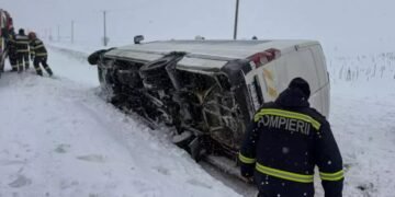 Microbuz cu 16 pasageri răsturnat pe DN5, spre Giurgiu: Planul Roșu activat, o femeie rănită