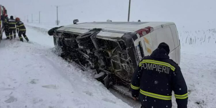 Microbuz cu 16 pasageri răsturnat pe DN5, spre Giurgiu: Planul Roșu activat, o femeie rănită