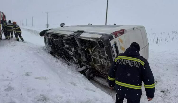 Microbuz cu 16 pasageri răsturnat pe DN5, spre Giurgiu: Planul Roșu activat, o femeie rănită