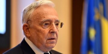 Mugur Isărescu: Guvernul ar trebui să reducă datoria publică