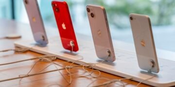 Apple pregătește bomba anului? Apple testează un iPhone 18 Pro în „roșu profund” după succesul versiunii portocalii