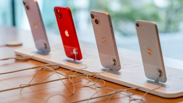 Apple pregătește bomba anului? Apple testează un iPhone 18 Pro în „roșu profund” după succesul versiunii portocalii