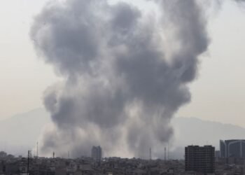 Iran îndeamnă cetățenii săi să rămână calmi și confirmă lansarea de rachete și drone spre Israel