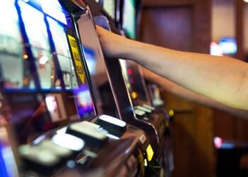 Restricții noi pentru jocurile de noroc în România. Limită de vârstă mai mare pentru acces