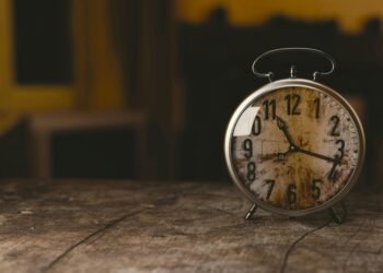 România pierde o oră de somn! Ora de vară 2026 începe mai devreme decât anul trecut