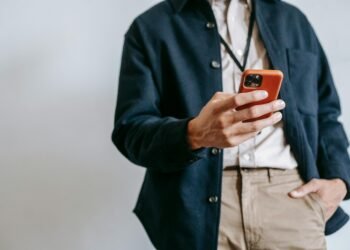 Facturi mai mari pentru români! Vodafone anunță scumpiri de 6,8%, iar Orange România urmează din aprilie