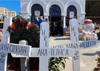 Sute de oameni la înmormântarea soților Iacob, dupa accidentul cutremurator din judetul Iasi