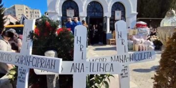 Sute de oameni la înmormântarea soților Iacob, dupa accidentul cutremurator din judetul Iasi